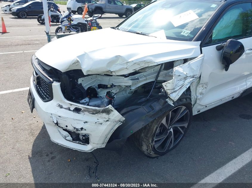 2022 VOLVO XC40 R-DESIGN YV4162UMXN2696287