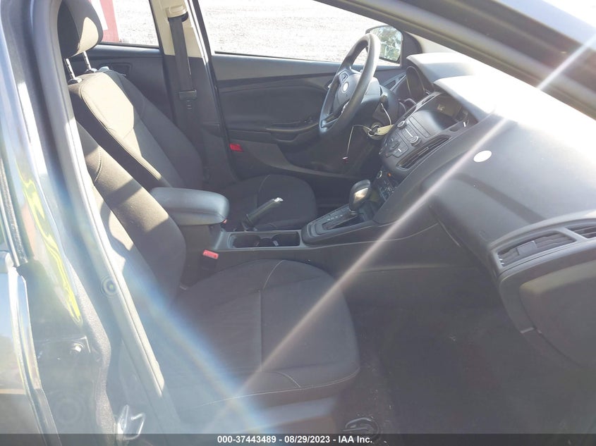 VIN 1FADP3FE1JL325568 2018 FORD FOCUS SE
