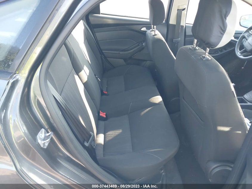 VIN 1FADP3FE1JL325568 2018 FORD FOCUS SE