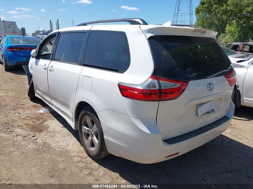 VIN 5TDKZ3DC7JS952545 2018 TOYOTA SIENNA LE