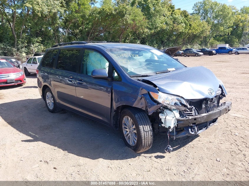 VIN 5TDYZ3DCXHS867672 2017 TOYOTA SIENNA XLE AUTO ACCESS