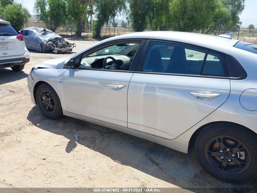 VIN KMHC65LC0JU083269 2018 HYUNDAI IONIQ HYBRID BLUE
