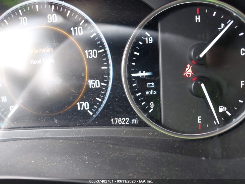 VIN 1G4ZP5SS4JU137656 2018 BUICK LACROSSE ESSENCE