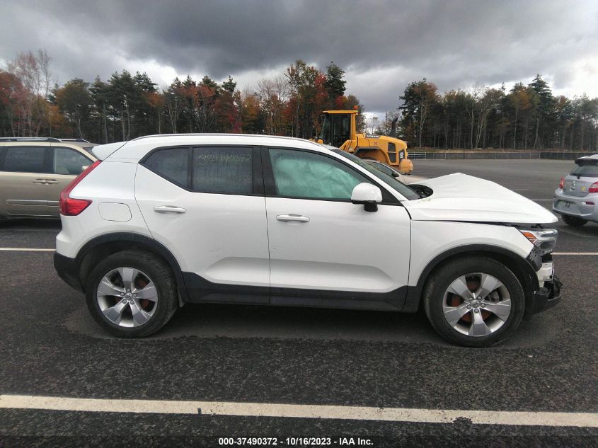 2022 VOLVO XC40 MOMENTUM YV4162UKXN2654393