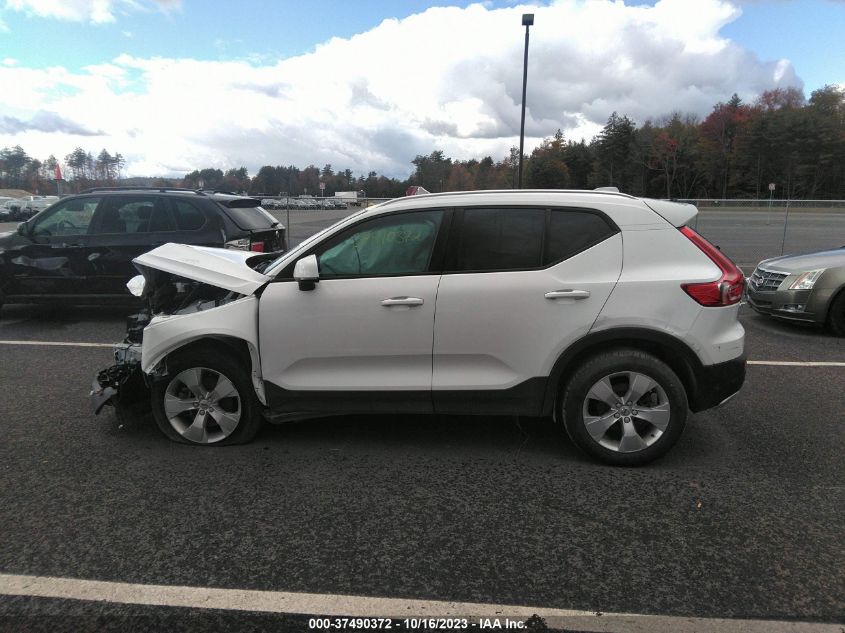 2022 VOLVO XC40 MOMENTUM YV4162UKXN2654393