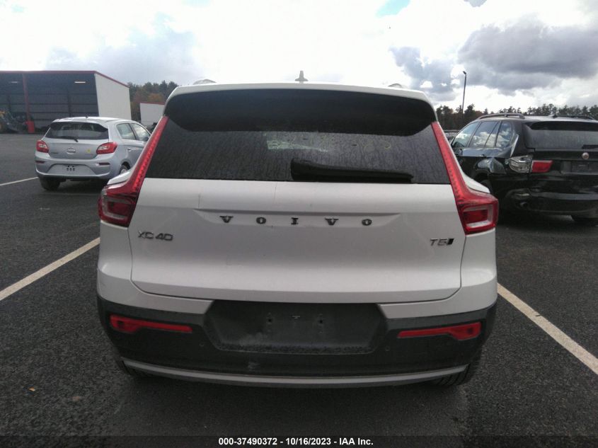 2022 VOLVO XC40 MOMENTUM YV4162UKXN2654393