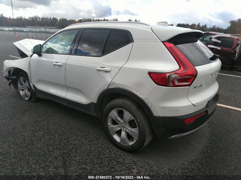 2022 VOLVO XC40 MOMENTUM YV4162UKXN2654393