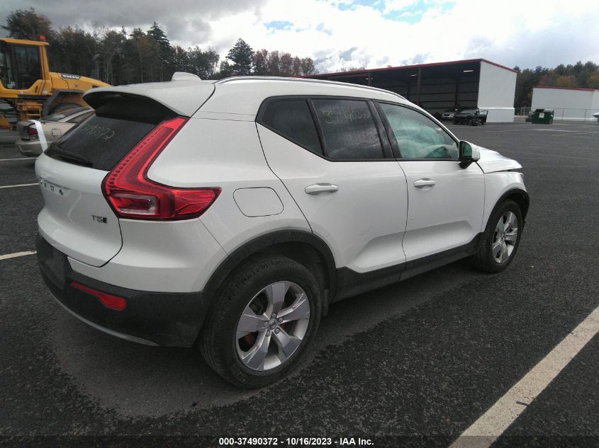 2022 VOLVO XC40 MOMENTUM YV4162UKXN2654393