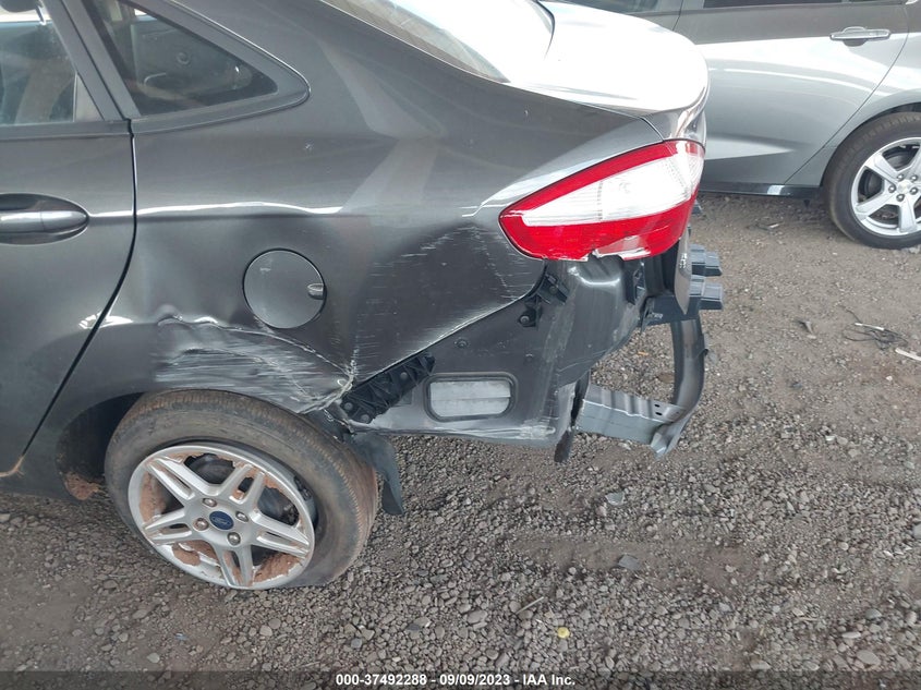 VIN 3FADP4BJ8JM139405 2018 FORD FIESTA SE