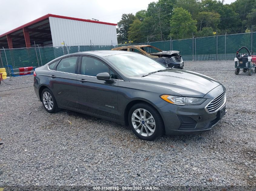 3FA6P0LU3KR267548 Ford Fusion SE