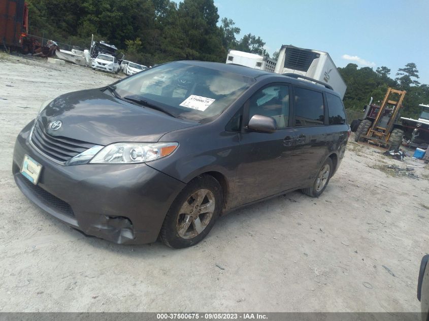 5TDKZ3DC4HS824239 2017 TOYOTA SIENNA, photo no. 2