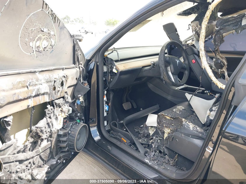 VIN 7SAYGDEE2NA019877 2022 TESLA MODEL Y