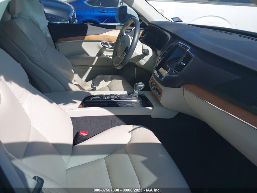 VIN YV4102CK3M1690787 2021 VOLVO XC90 MOMENTUM