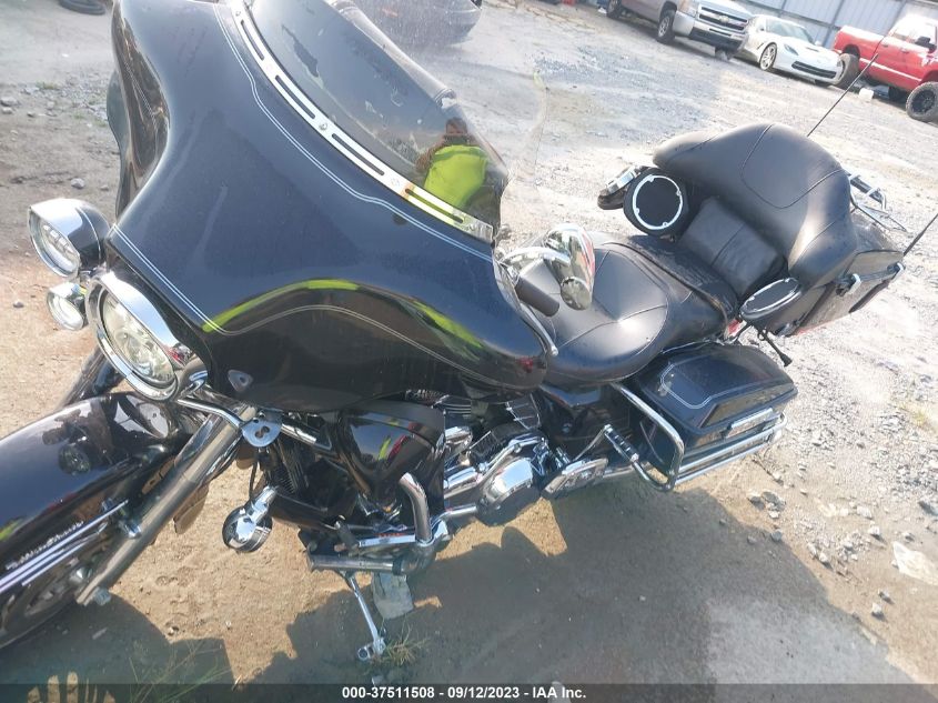 2011 HARLEY-DAVIDSON FLHTCU - 1HD1FC417BB633060