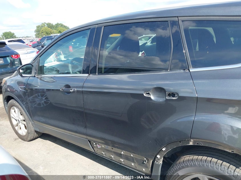 VIN 1FMCU0GD6HUA67647 2017 FORD ESCAPE SE
