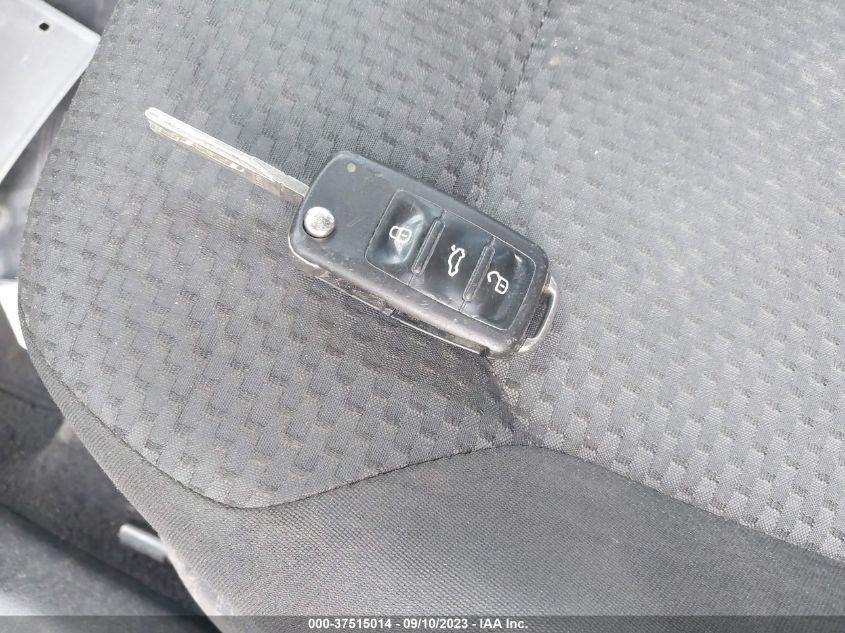 2013 VOLKSWAGEN PASSAT S - 1VWAP7A32DC008801