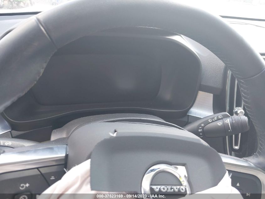 2020 VOLVO XC40 MOMENTUM YV4162UK2L2339391