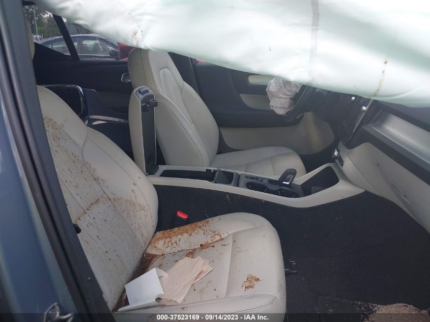 2020 VOLVO XC40 MOMENTUM YV4162UK2L2339391
