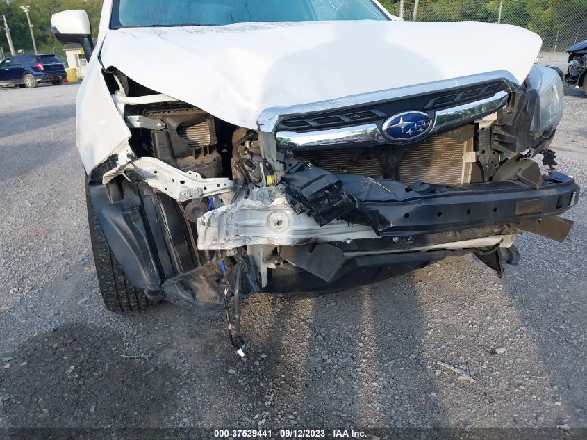 VIN JF2SJAWC6JH427555 2018 SUBARU FORESTER TOURING