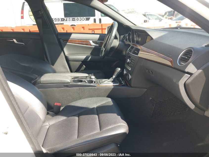 2014 MERCEDES-BENZ C 250 SPORT/LUXURY WDDGF4HB2EG237099