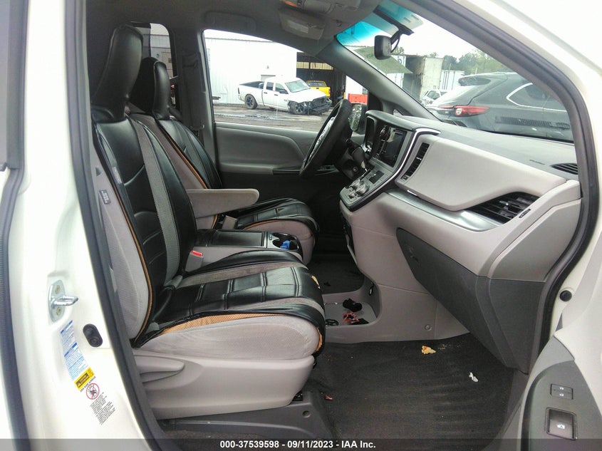 VIN 5TDJZ3DC6HS150820 2017 TOYOTA SIENNA LE