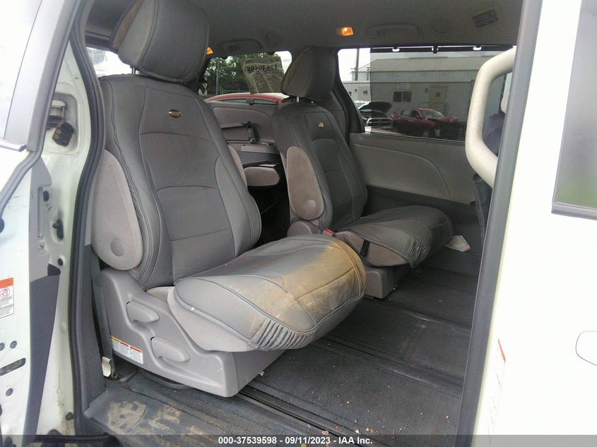 VIN 5TDJZ3DC6HS150820 2017 TOYOTA SIENNA LE