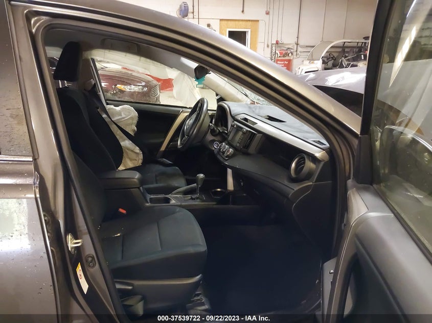 VIN JTMBFREV1JJ227371 2018 TOYOTA RAV4 LE