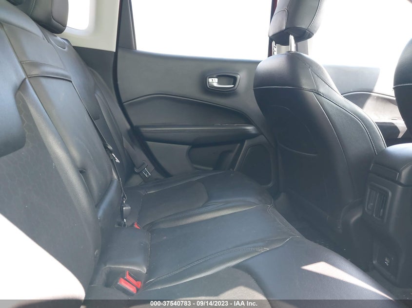 VIN 3C4NJDBB4JT492898 2018 JEEP COMPASS ALTITUDE