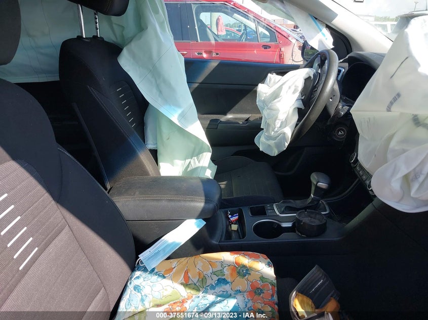 VIN KNDPMCAC5J7468215 2018 KIA SPORTAGE LX