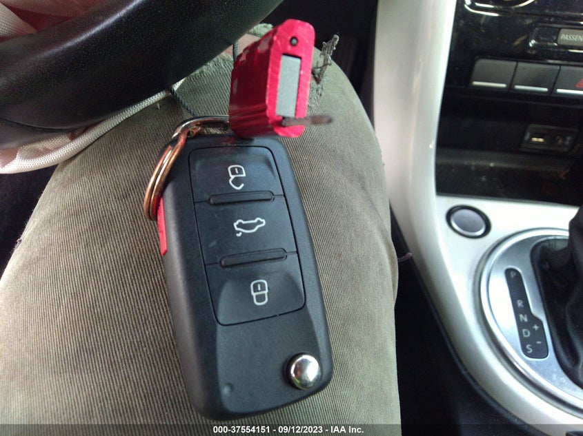 VIN 3VWJD7ATXKM708800 2019 VOLKSWAGEN BEETLE SE