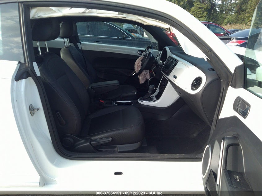 VIN 3VWJD7ATXKM708800 2019 VOLKSWAGEN BEETLE SE