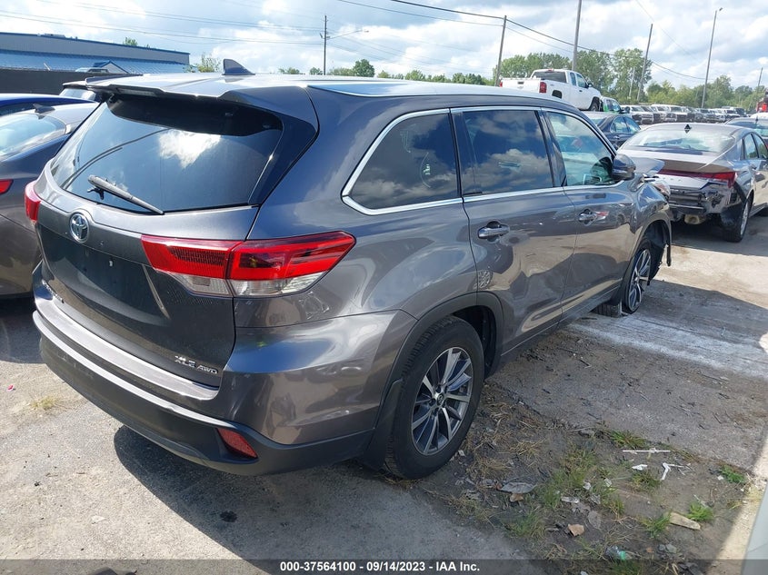 VIN 5TDJZRFH6JS532346 2018 TOYOTA HIGHLANDER XLE