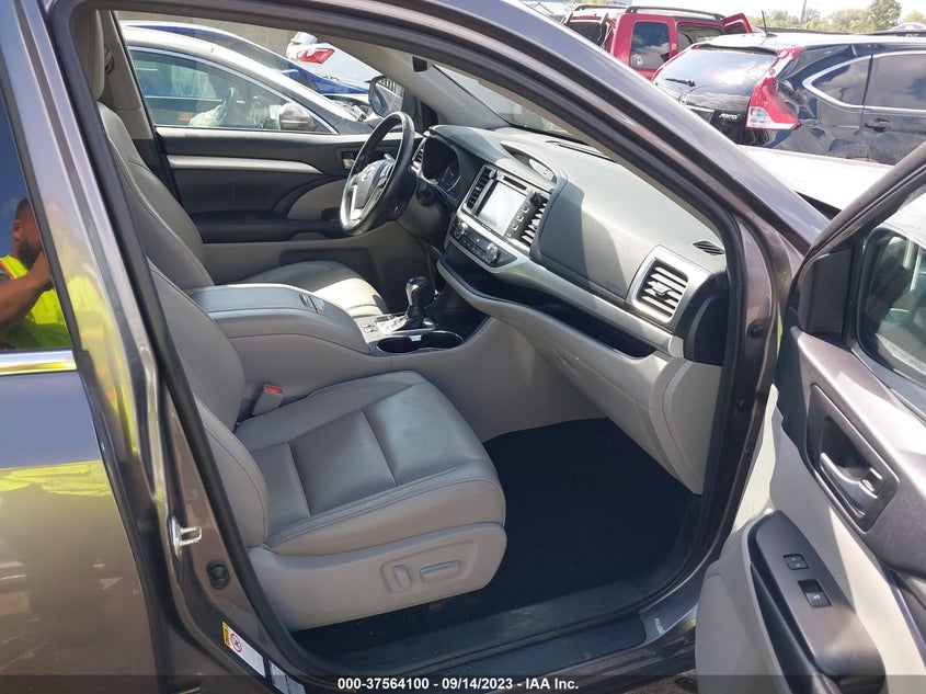 VIN 5TDJZRFH6JS532346 2018 TOYOTA HIGHLANDER XLE