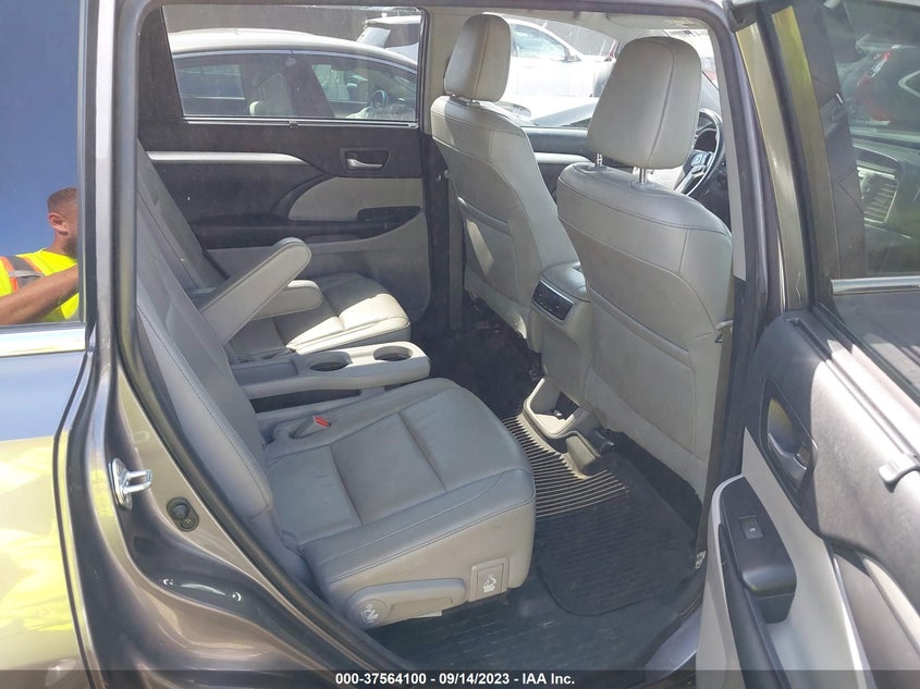 VIN 5TDJZRFH6JS532346 2018 TOYOTA HIGHLANDER XLE