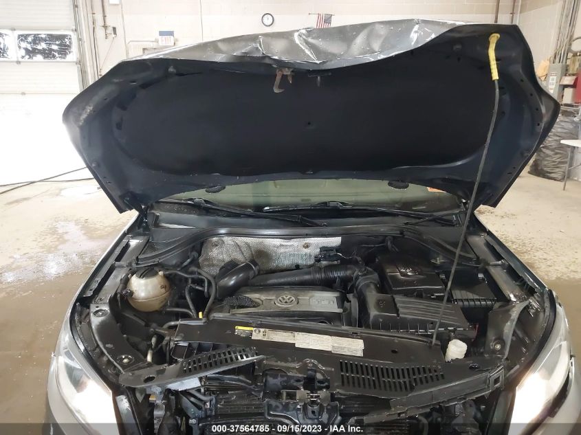 2017 VOLKSWAGEN TIGUAN - WVGBV7AX8HK027876