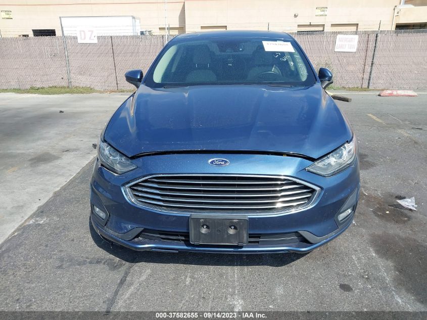 3FA6P0HD5KR135013 Ford Fusion SE 12