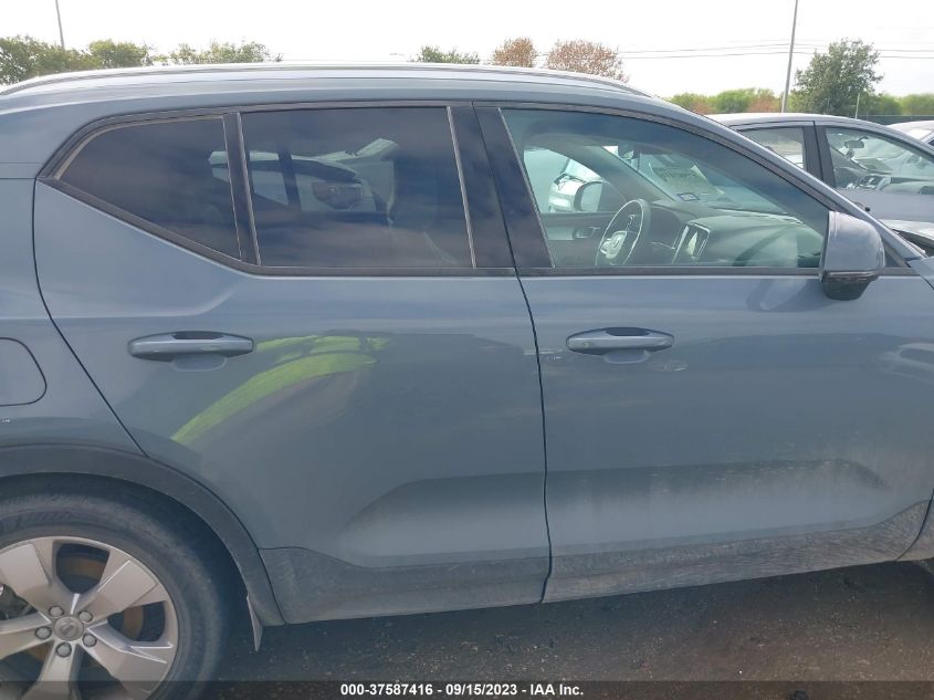2021 VOLVO XC40 MOMENTUM YV4162UK7M2604629