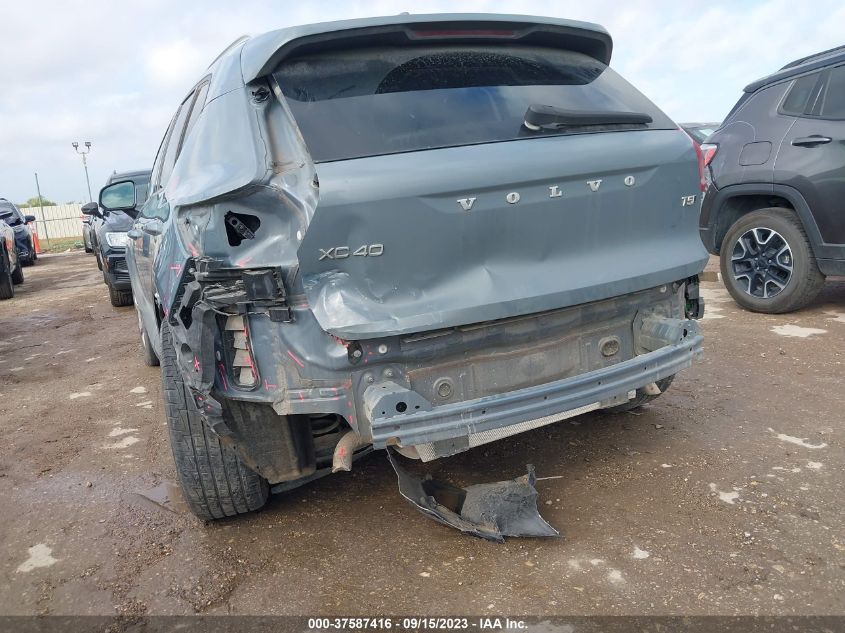 2021 VOLVO XC40 MOMENTUM YV4162UK7M2604629