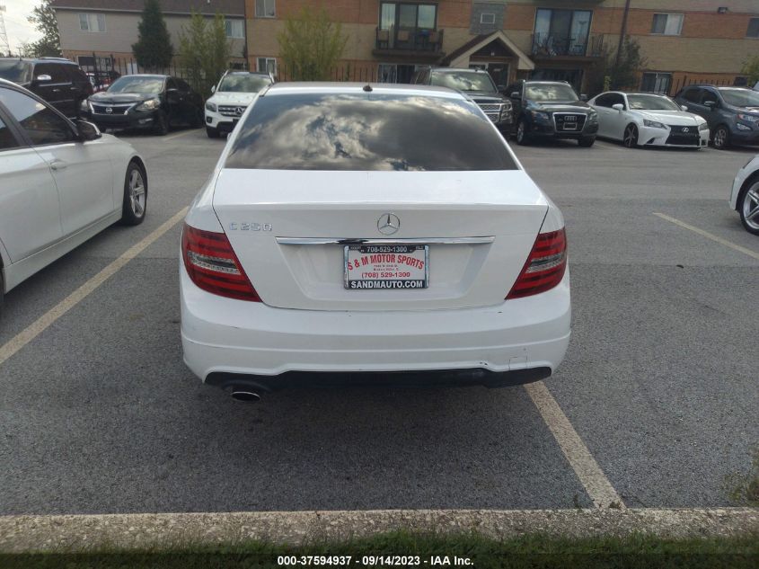 2013 MERCEDES-BENZ C 250 SPORT/LUXURY WDDGF4HB5DA776401