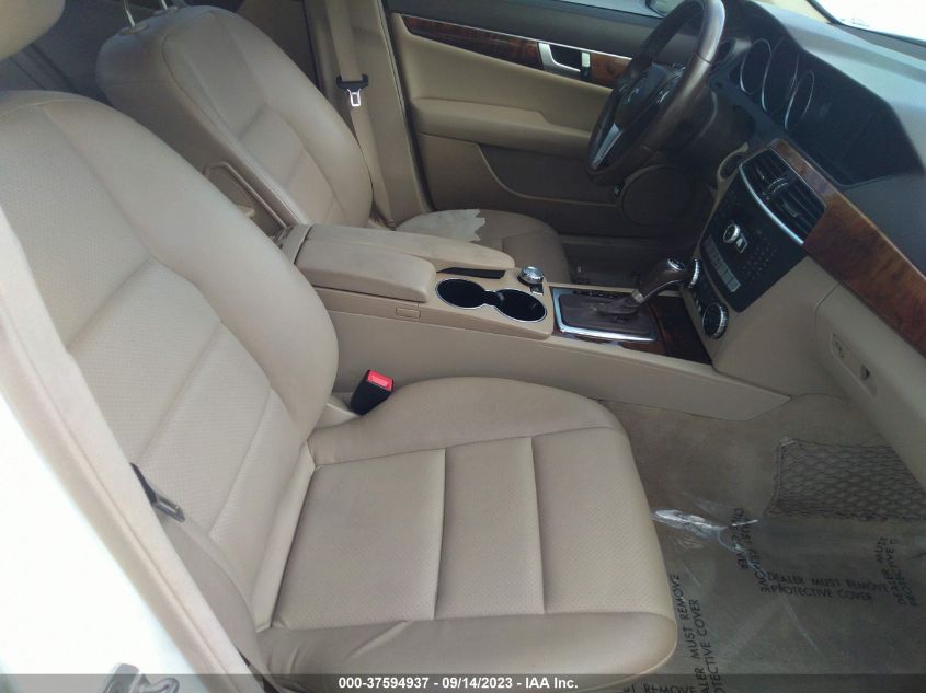 2013 MERCEDES-BENZ C 250 SPORT/LUXURY WDDGF4HB5DA776401