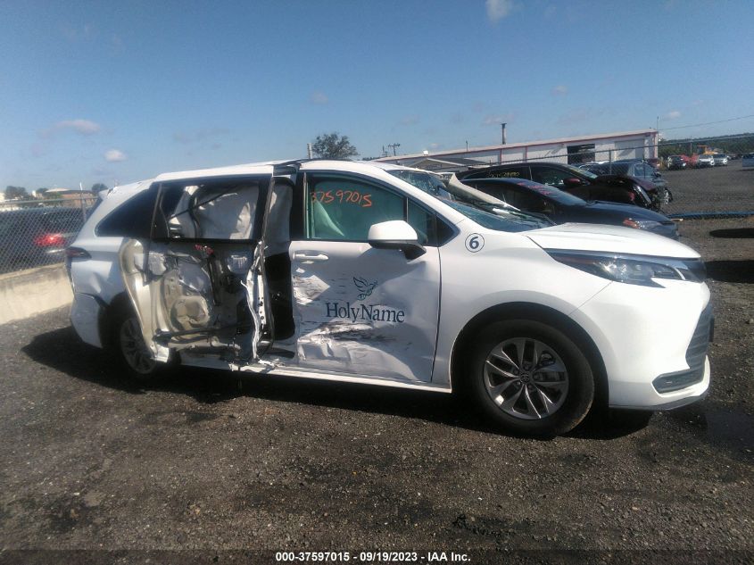 2022 TOYOTA SIENNA LE - 5TDKRKEC2NS101591