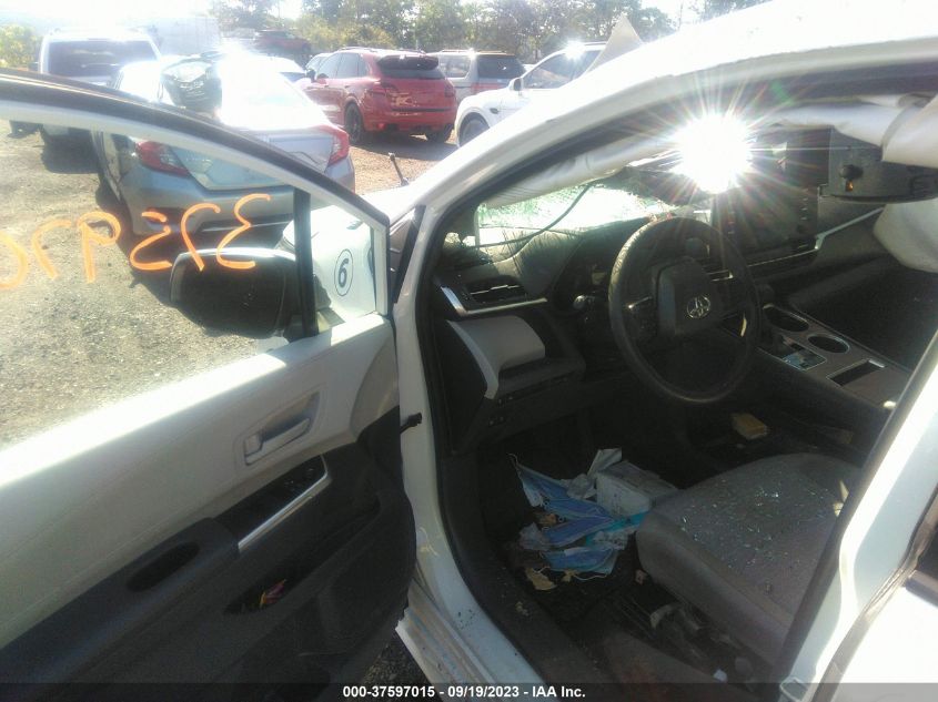 2022 TOYOTA SIENNA LE - 5TDKRKEC2NS101591