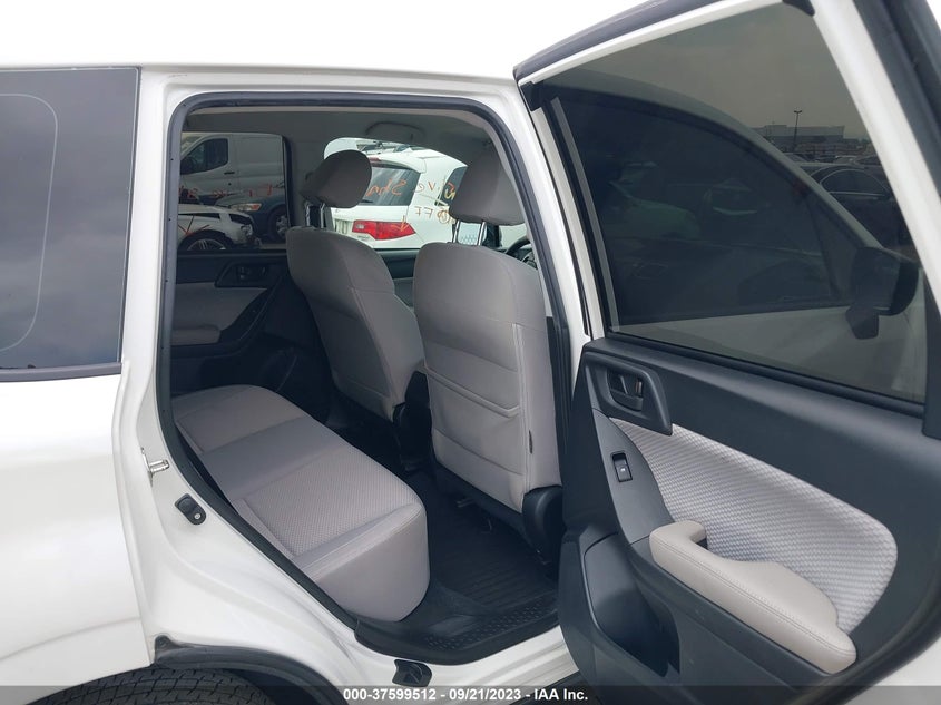 VIN JF2SJAAC1JH586068 2018 SUBARU FORESTER