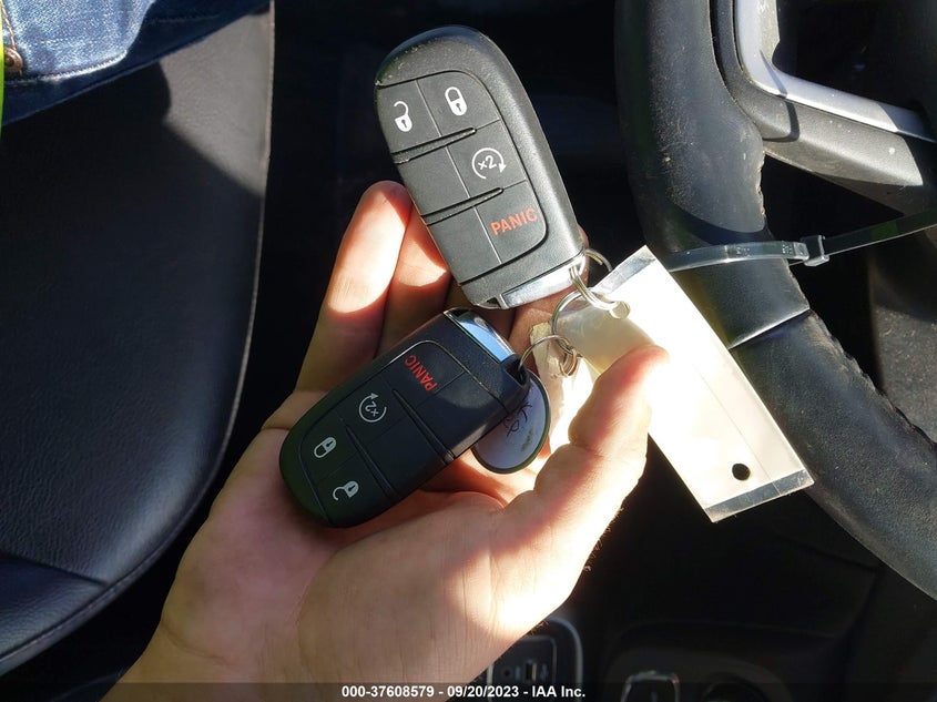 VIN 3C4NJCBB7JT241089 2018 JEEP COMPASS LATITUDE