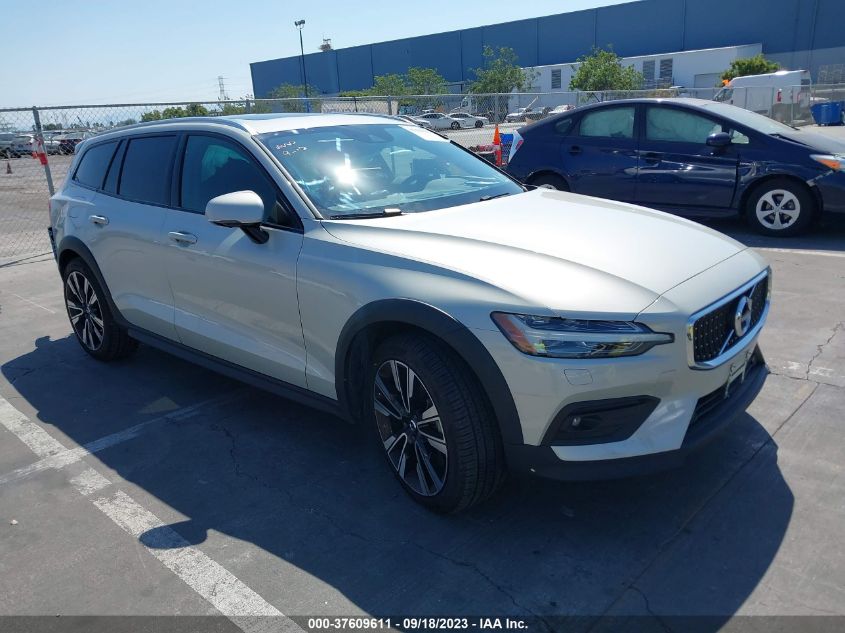 YV4102WK1L1034517 Volvo V60 Cross Country  