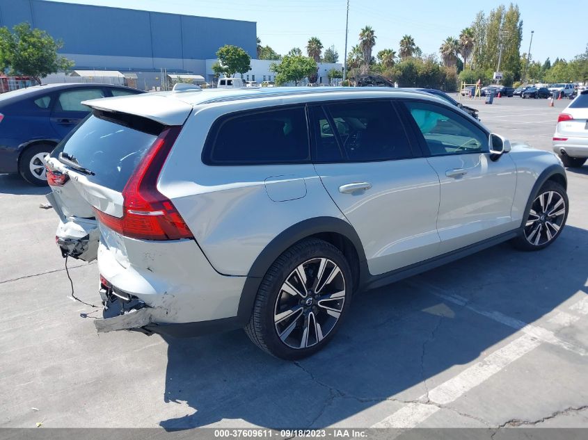 YV4102WK1L1034517 Volvo V60 Cross Country   4