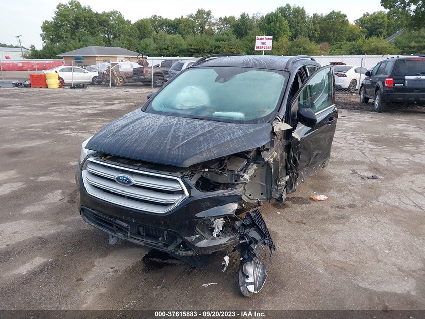 VIN 1FMCU0GD2JUB00083 2018 FORD ESCAPE SE