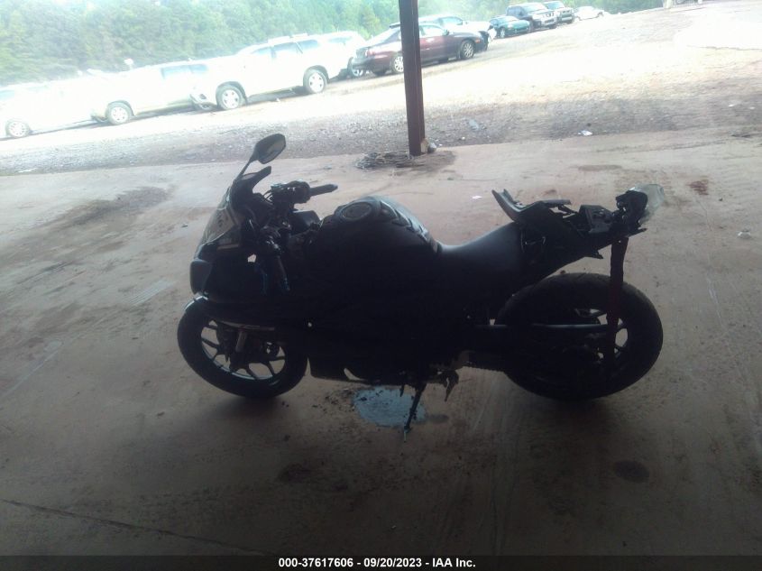2019 YAMAHA YZFR3 A MH3RH18Y3KK002673