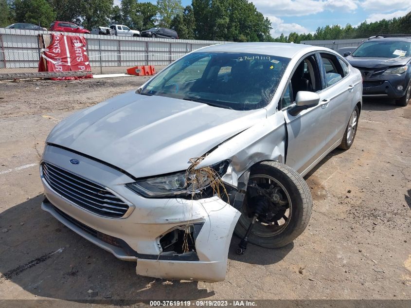 3FA6P0HD9KR160075 Ford Fusion SE 2