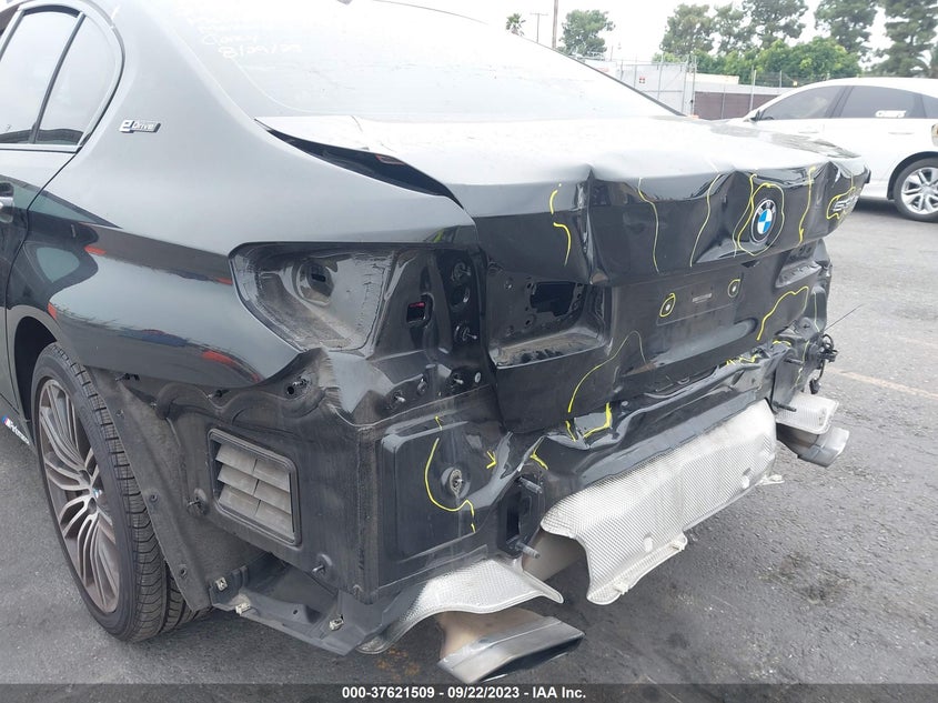 VIN: WBAJA9C59JB250773 2018 BMW 5 SERIES 530E IPERFORMANCE
